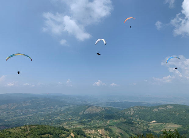 СПЕКТАКЛ НА НЕБУ ИЗНАД НИША: Надметање параглајдиста из целог света 